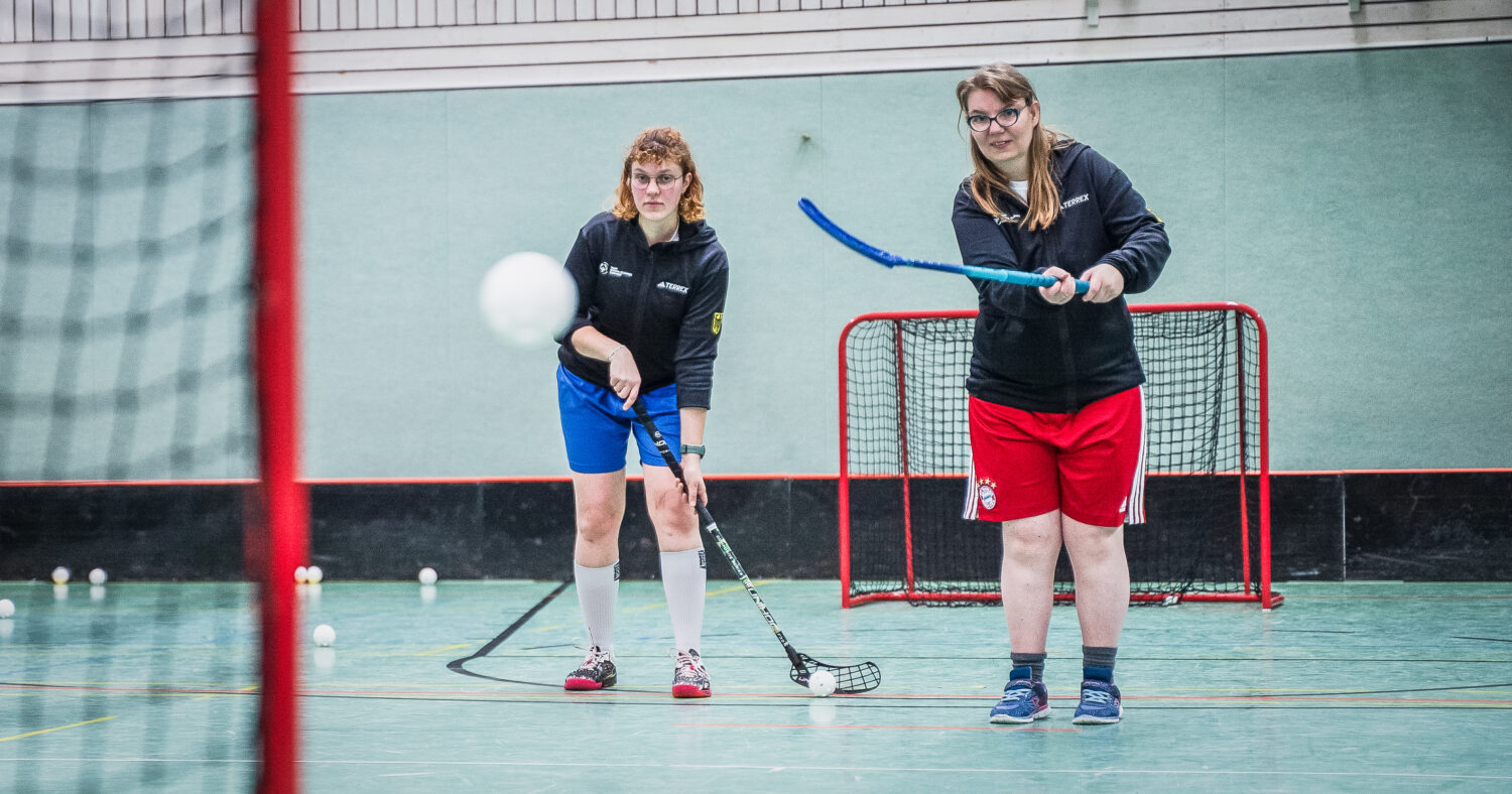 Auf und neben dem Spielfeld vereint: Die gewinnbringende Floorball-Verbindung zwischen Ines und Jasmin